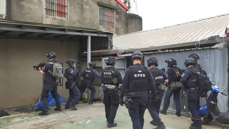 中壢警方破獲毒品分裝場  查獲衝鋒槍、大批喪屍煙彈與原料
