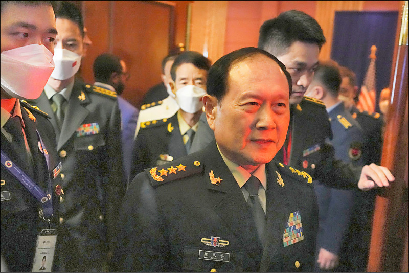 中國前國防部長魏鳳和（見圖中）、李尚福兩人，因涉及嚴重貪腐案件，7日經軍事法院一審宣判，皆被判處死刑，緩刑2年。兩人在緩刑執行期滿、依法減為無期徒刑後，將面臨終身監禁，且不得減刑與假釋。（美聯社檔案照）