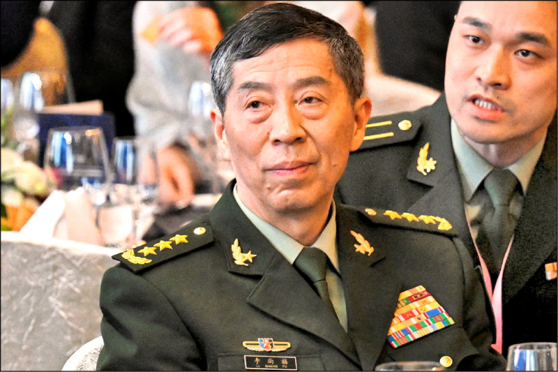 中國前國防部長魏鳳和、李尚福（見圖）兩人，因涉及嚴重貪腐案件，7日經軍事法院一審宣判，皆被判處死刑，緩刑2年。兩人在緩刑執行期滿、依法減為無期徒刑後，將面臨終身監禁，且不得減刑與假釋。（路透檔案照）