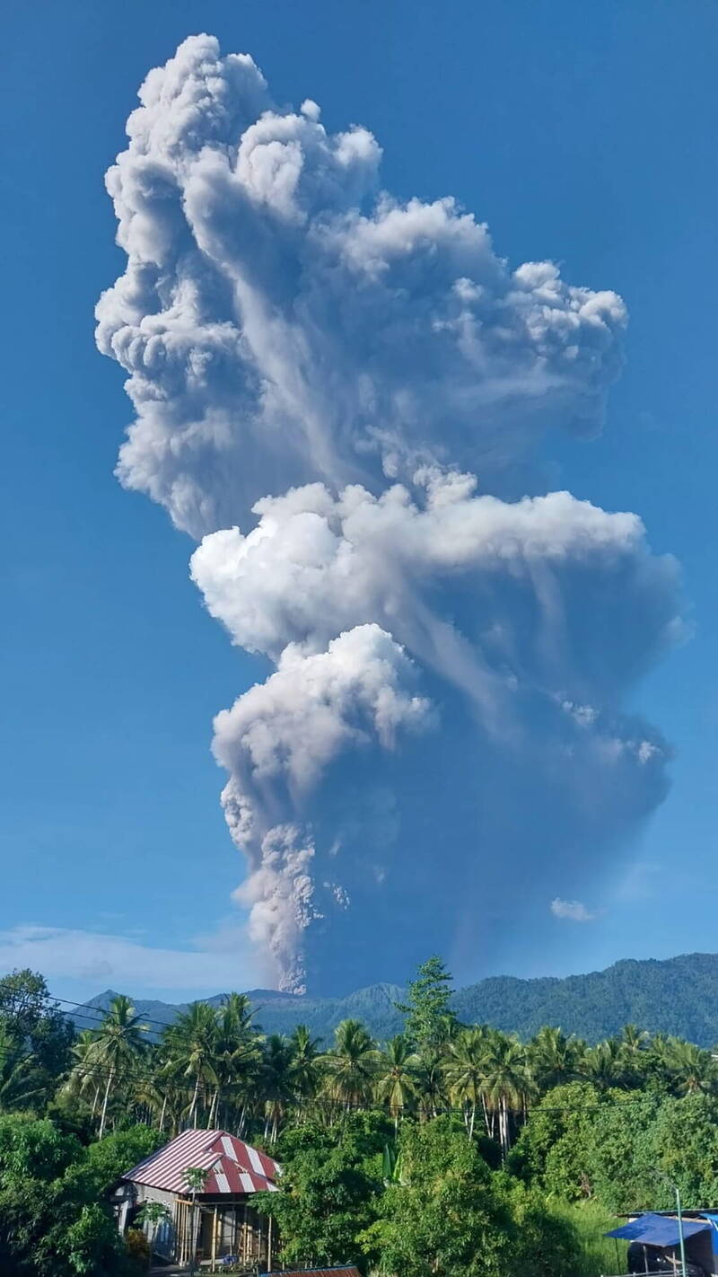 印尼東部哈馬赫拉島的杜科諾火山今（8）日噴發，造成3名登山者死亡和10人失蹤。（歐新社）
