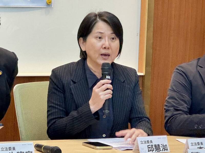 自家立委「含淚投票」  黃國昌發文守護護理師網酸爆