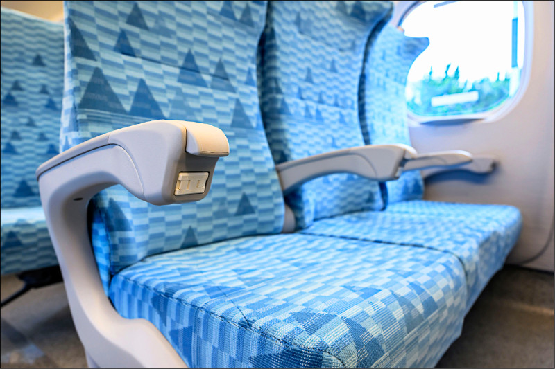 高鐵新世代列車 沉陷式座椅 每張都有充電孔