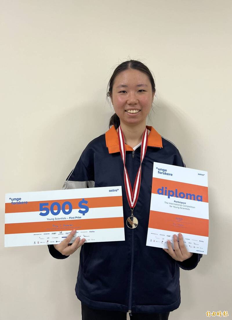 台灣今年首度選拔優秀學生參加丹麥青年科學家競賽，屏女郭芯妤抱回國際組首獎與500美元獎金，為該組唯一獲獎作品。（記者羅欣貞攝）
