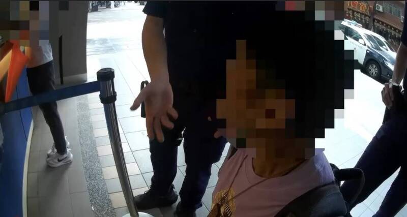 怪男!飲料店前下跪不起 他說因顧客車輛影響遛狗