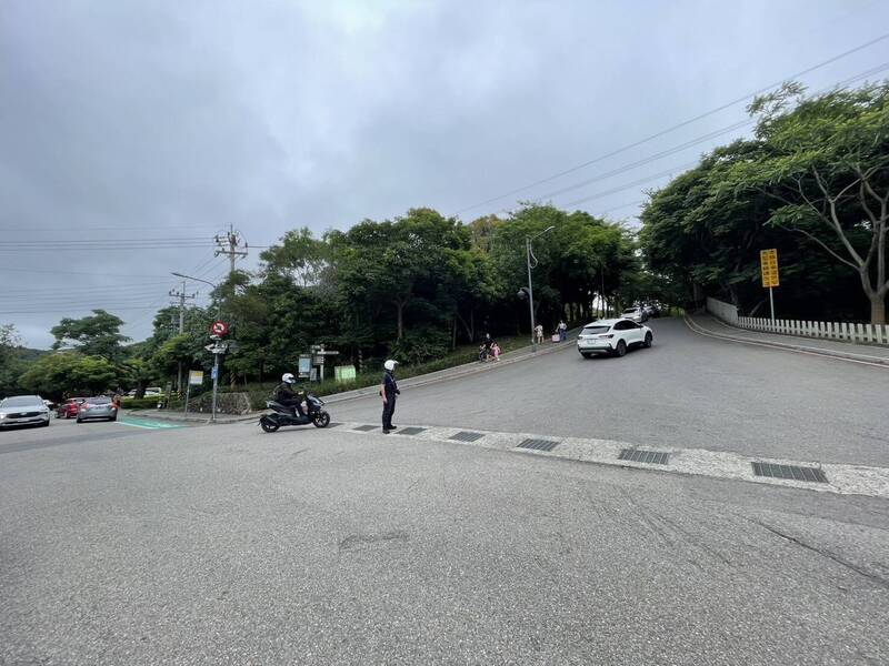 台中清水鰲峰山公園「谷溜遊戲場」開放首周 遊客違停影響附近居民進出警方勸導取締