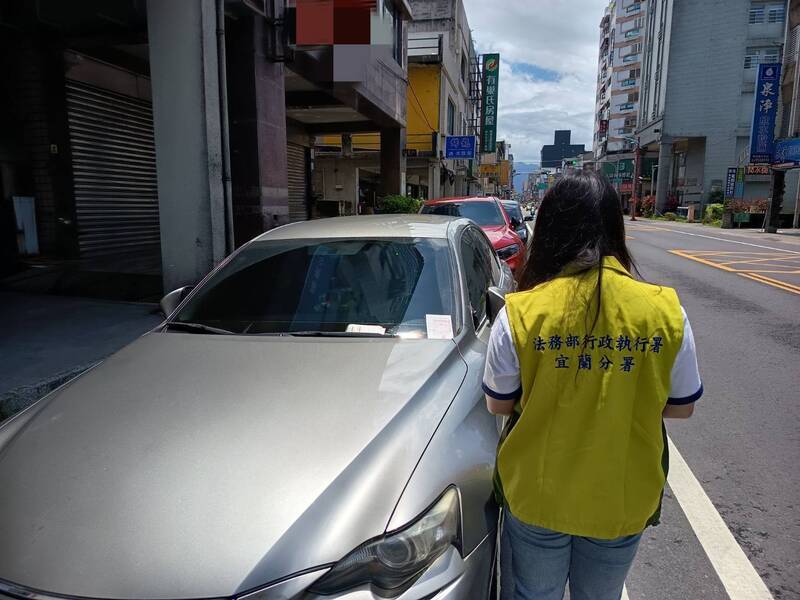 宜蘭LEXUS車主欠5萬7千元罰款被查封 使用人急辦分期保車