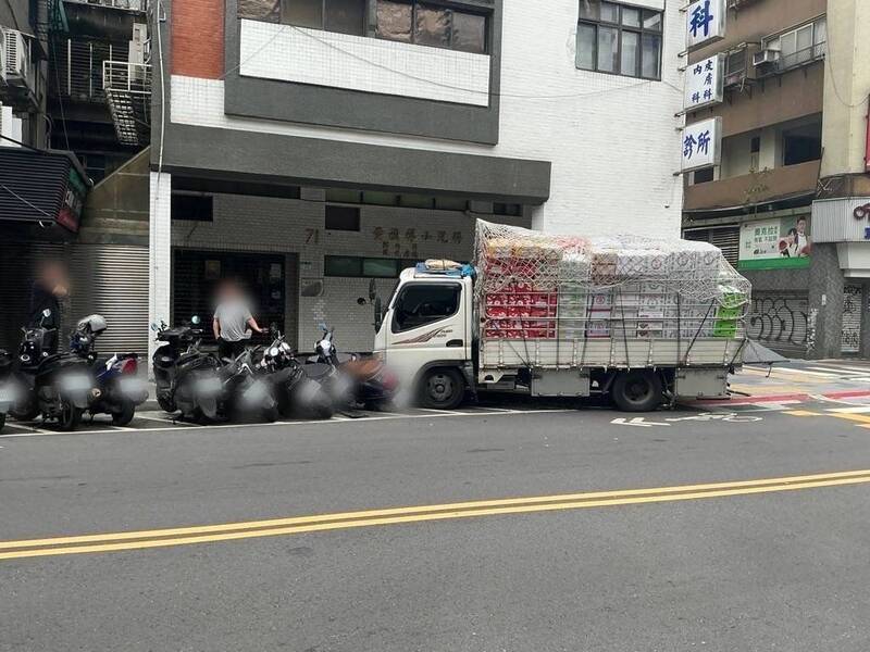 載運蔬果中部北上精神不濟 貨車駕駛連撞護欄、路邊6機車
