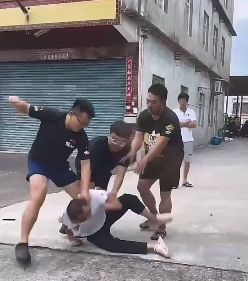 3人壓制畫面曝光!彰化男買不到烤鴨 酒後氣到砸店