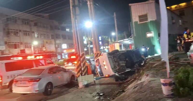 台中沙鹿自撞電桿釀停電 廂型車側翻駕駛受困