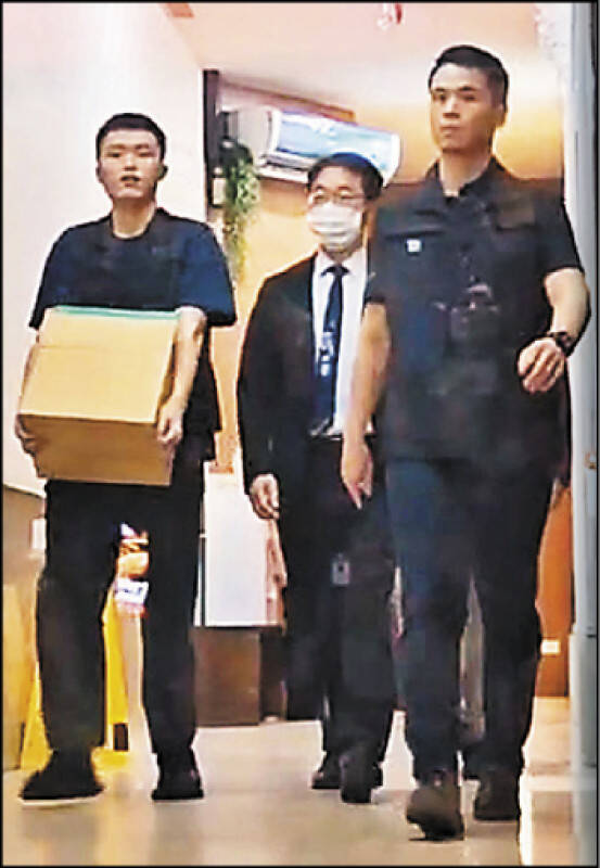 知名連鎖醫美診所「光澤」也被爆出偷拍，板橋中山店經理陳志敏（中）訊後聲押禁見獲准。（資料照）