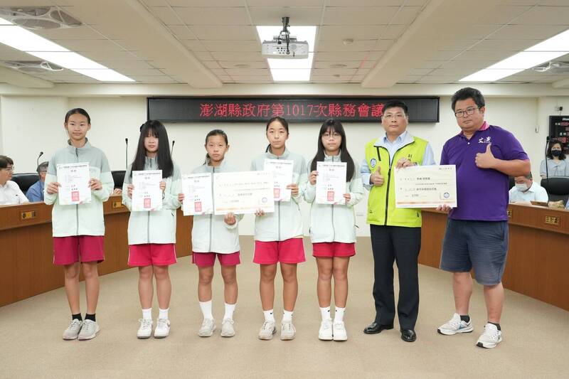 澎湖縣務會議 表揚模範勞工、廉潔楷模及績優選手團隊
