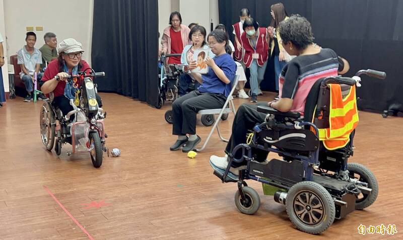 「會演是英雄」戲劇工作坊成果展，在屏東縣身心障礙福利服務中心 登場，以平等參與為舞台，讓身心障礙者演出生命韌性與共融心聲。（記者羅欣貞攝）