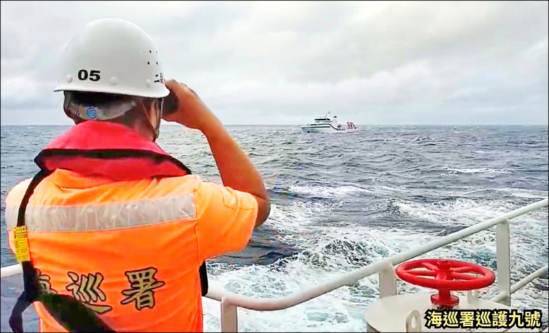 海巡署強勢驅離，「同濟號」航離我國海域。（海巡署提供）