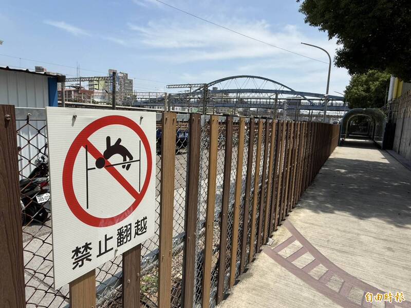 彰化火車站「禁止翻越」看板萬人瘋傳 網:一跳入魂