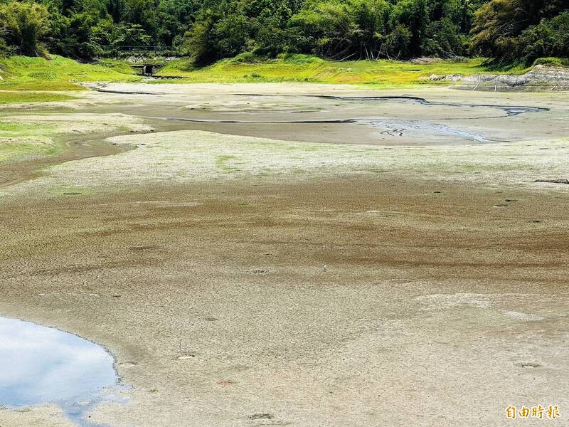 蘭潭蓄水率跌破兩成，大面積的庫底浮現。（記者蔡宗勳攝）