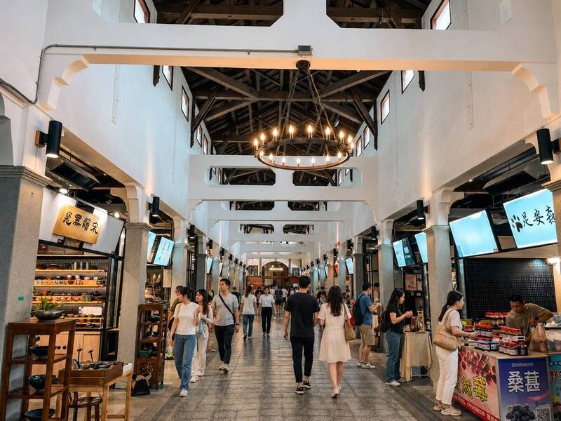 西市場化身時尚舞台 展現旗袍當代風華