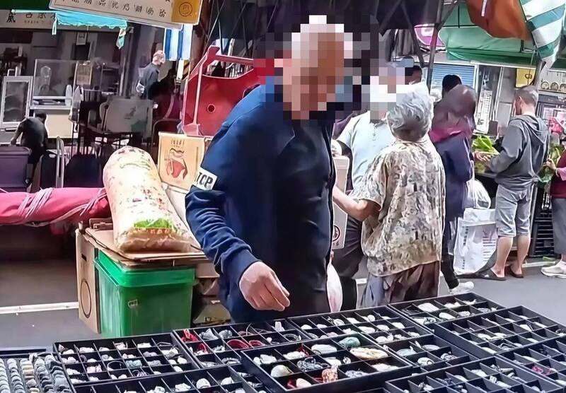 竹東中央市場觀音翡翠玉不翼而飛 男子伸第三隻手行竊全都錄