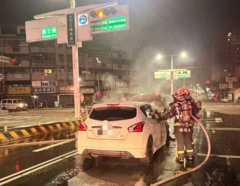 開到一半突自燃   台中深夜火燒車駕駛倉惶逃