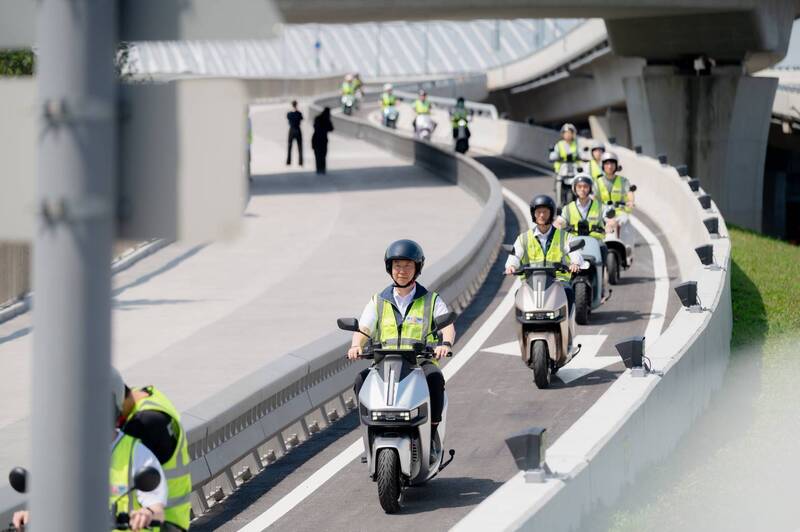 淡江大橋今通車！交通部載工程英雄上橋、交長試騎機車道