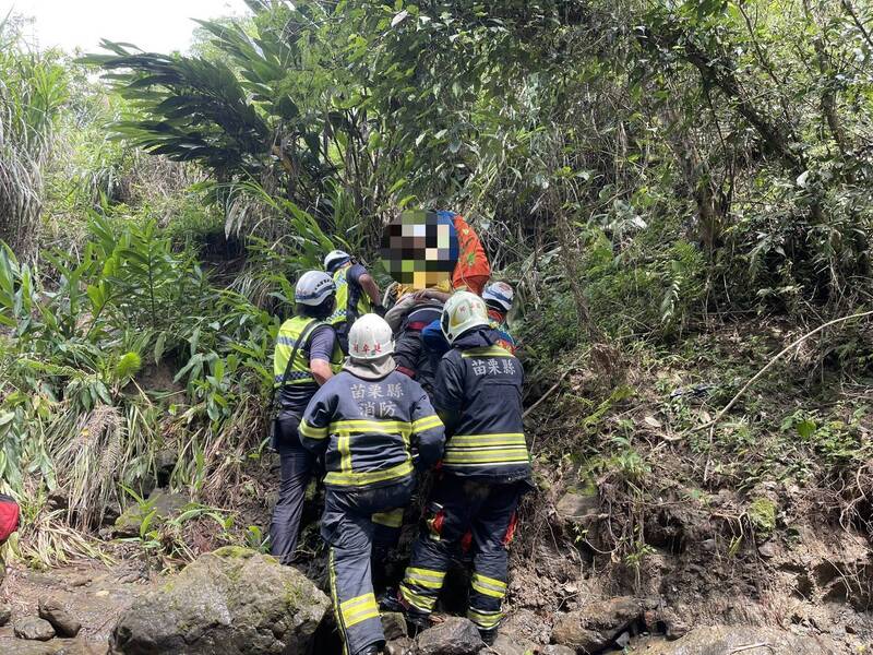 苗栗農路復建會勘傳意外 車輛滑落野溪4人受傷