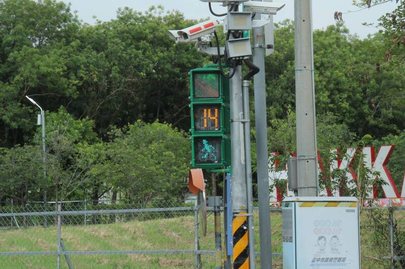 台中「獨角仙生態公園」啟用 行人號誌也變身
