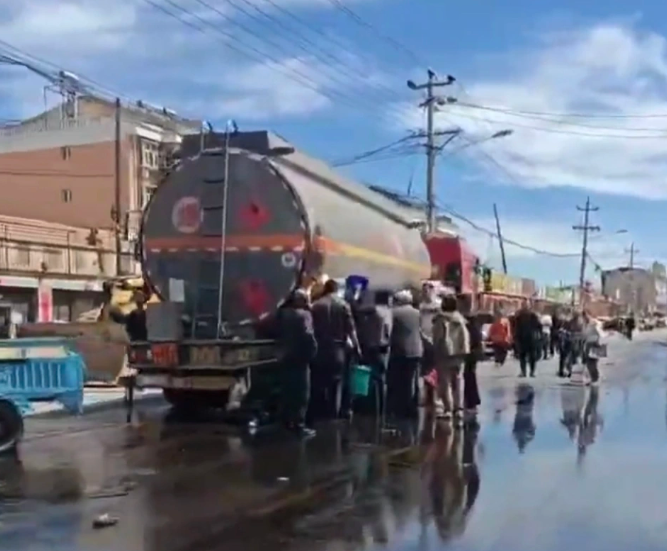 狼性！中國河北油罐車洩漏 民眾拿盆、桶哄搶