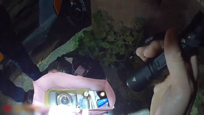 民眾目擊駕駛自撞肇事後,將一袋物品藏於附近大樓騎樓,員警發現裡頭藏有毒品。(民眾提供) 民眾目擊駕駛自撞肇事後,將一袋物品藏於附近大樓騎樓,員警發現裡頭藏有毒品。(民眾提供)