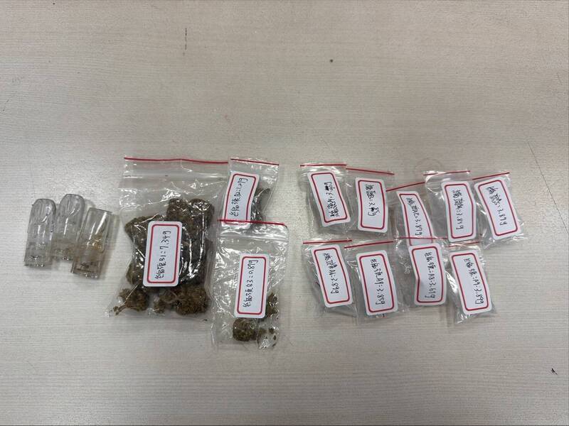 員警於男子丟包的袋中發現安非他命、依托咪酯煙彈和大麻等二級毒品。(民眾提供) 員警於男子丟包的袋中發現安非他命、依托咪酯煙彈和大麻等二級毒品。(民眾提供)