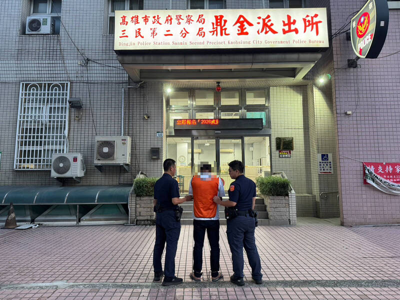 林男涉嫌毒駕、持毒被警方帶回偵辦。(民眾提供) 林男涉嫌毒駕、持毒被警方帶回偵辦。(民眾提供)