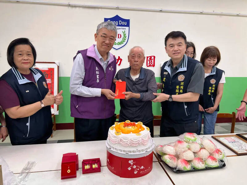 百歲榮民在台無親不孤單！ 澎湖幼兒園童聲祝壽