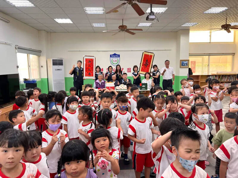 耕讀幼兒園師生,為奉獻國家榮民伯伯生日致敬。(澎湖榮服處提供)