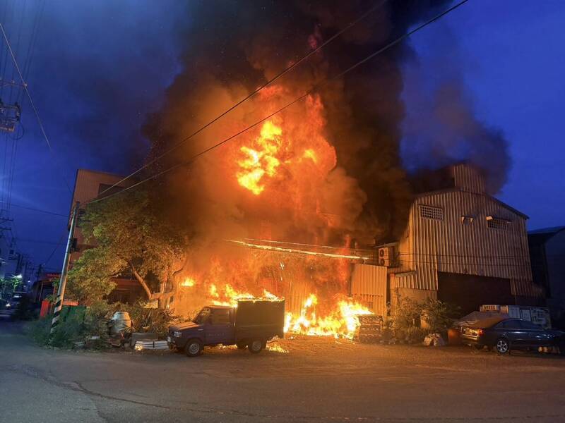 台南工廠清晨竄火 百名警消灌救無人傷亡