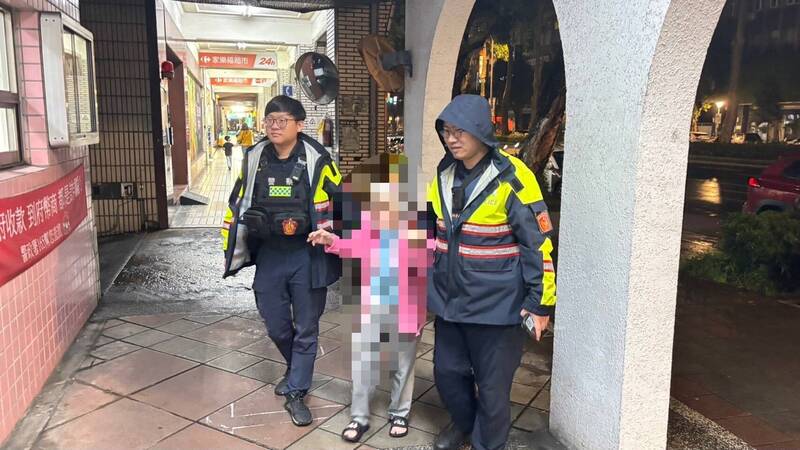 80歲婦雨夜迷途街頭 北市警民聯手暖心助返家