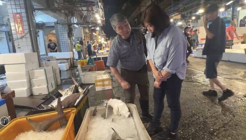 市府產業發展處長蔡馥嚀和崁仔頂魚行聯誼會會長彭瑞祺現場稽查,證實雙髻鯊是可以採捕的。(記者盧賢秀翻攝)