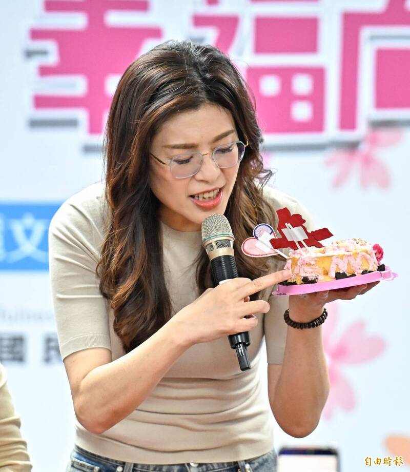 鄭麗文訪美僑宴傳邀「中國僑胞」 綠委：死忠韓粉也不想挺她