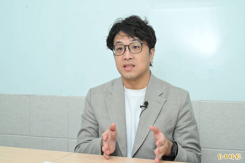 沈伯洋備戰台北市長 笑曝為拍定妝照開始敷面膜