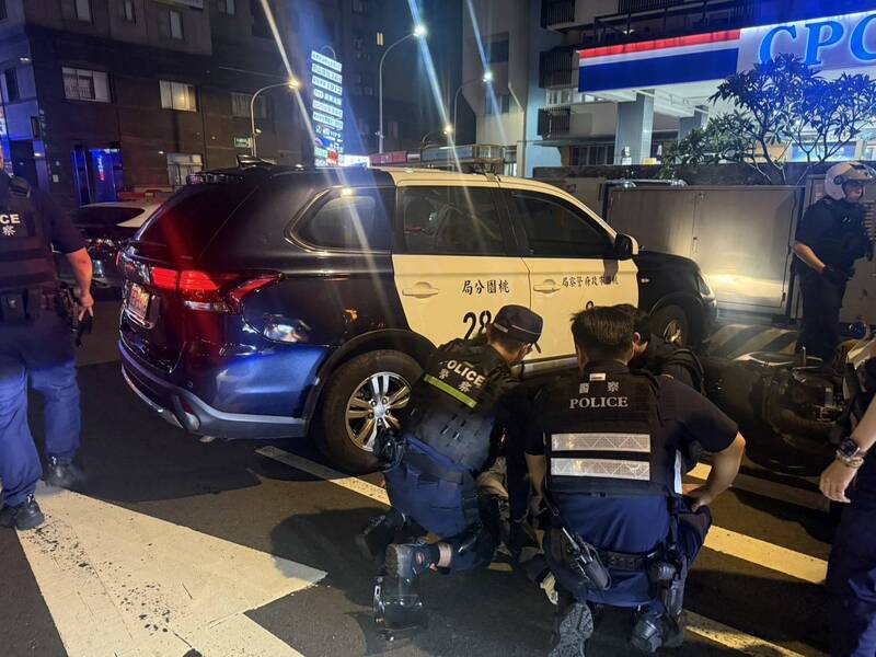 男子背包藏毒品、刀械 違規不配合警方攔查加速逃逸還衝撞警車