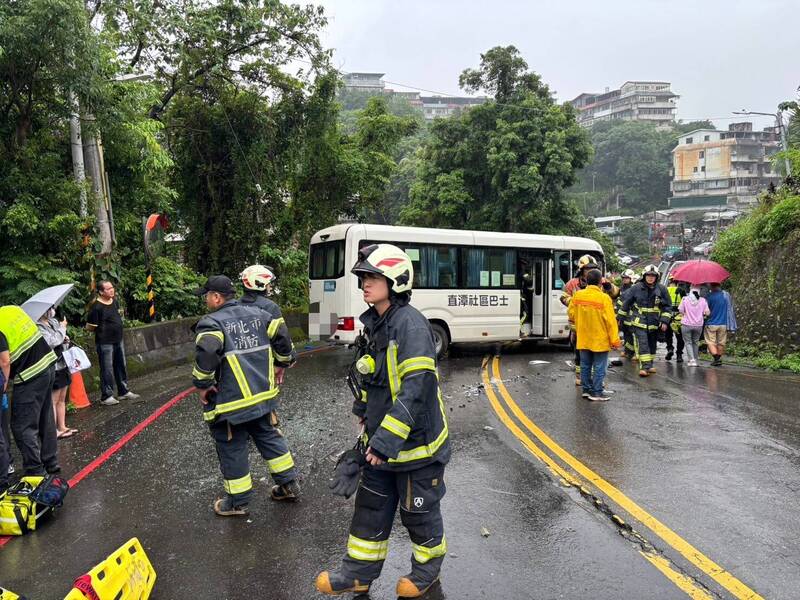 新店砂石車與社區巴士碰撞翻覆 8乘客受傷送醫