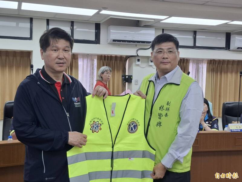 台灣同濟兒童基金會跨海贈澎湖學校導護背心 守護學童安全