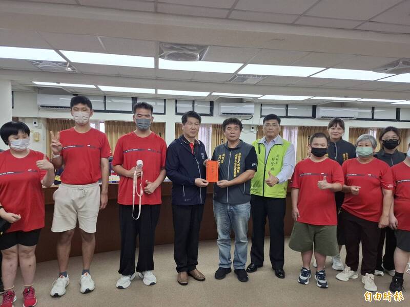 台灣同濟兒童基金會捐贈善款，給澎湖縣慢飛天使協會理事長吳仁祥。（記者劉禹慶攝）