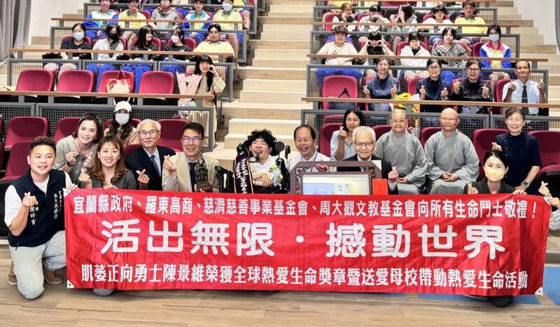 陳景維(中)不向命運低頭的生命故事激勵人心。(圖由慈濟提供)