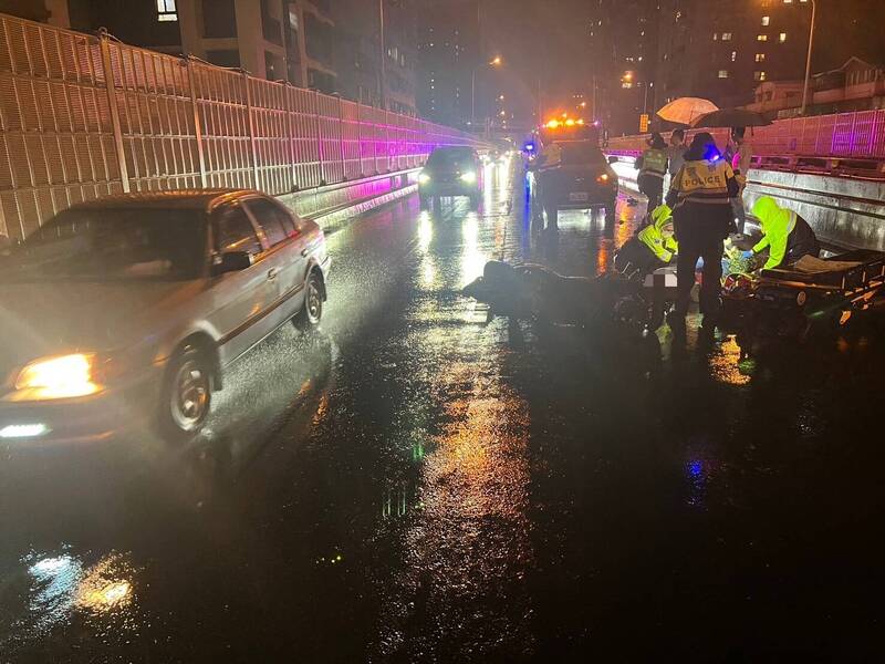 新北騎士闖台64線撞護欄噴飛 一度無呼吸心跳搶救中