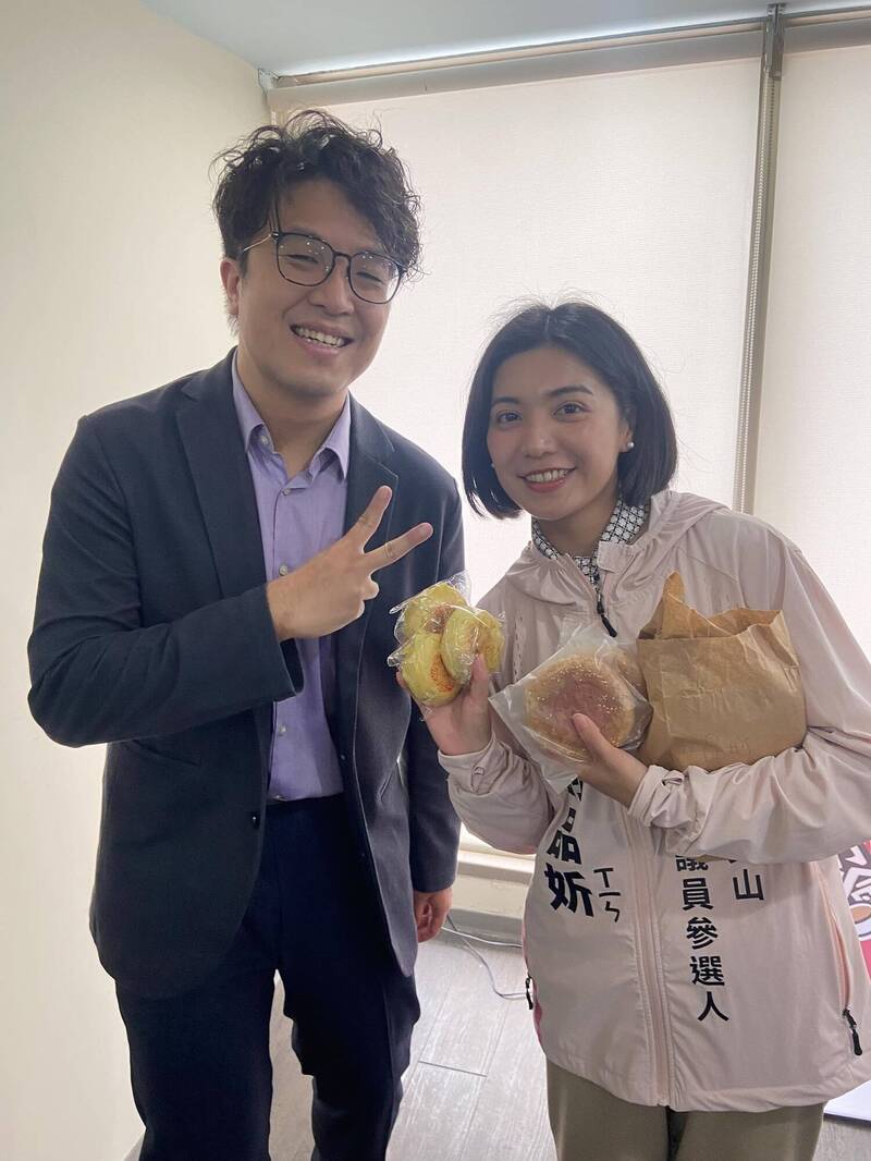 民進黨籍市議員參選人劉品妡PO出與沈伯洋合照力挺。（圖擷取自劉品妡）