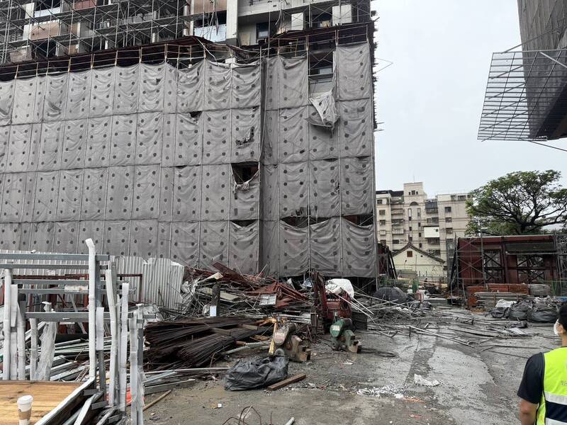 新北市新莊廟街公辦都更，今天上午驚傳工安意外。（記者吳仁捷翻攝）