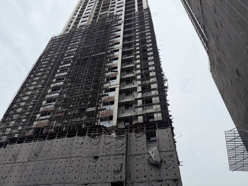 新北市新莊廟街公辦都更，今天上午驚傳工安意外。（記者吳仁捷翻攝）