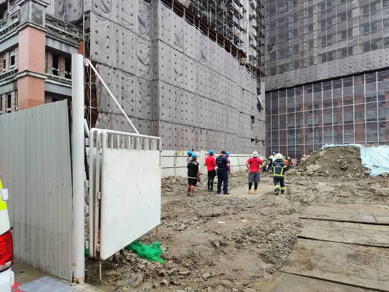 新北市新莊廟街公辦都更，今天上午驚傳工安意外。（記者吳仁捷翻攝）