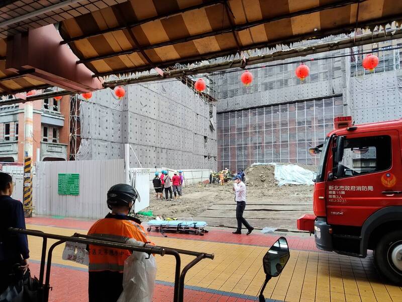 新北消防局共派遣15車25人到場搶救。（記者吳仁捷翻攝）