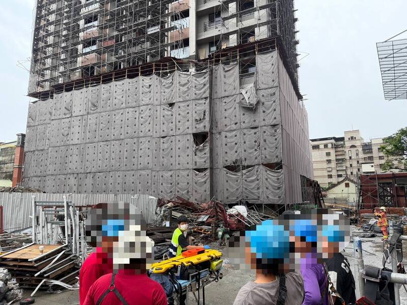 新北消防局共派遣15車25人到場搶救。（記者吳仁捷翻攝）
