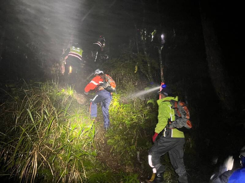宜蘭棲蘭山區2登山客迷途 搜救小組漏夜救援護送下山