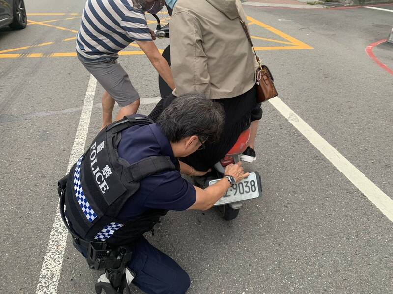 婦裙擺捲車後輪卡死受困車陣中  警及時徒手解危